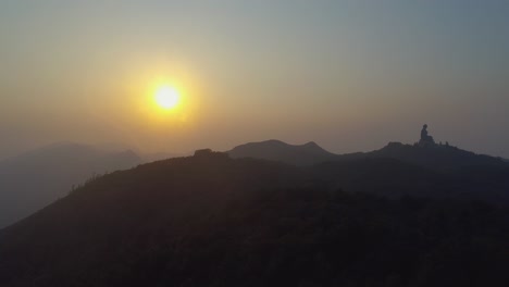 Vista-De-Drones-De-La-Isla-De-Lantau-Al-Atardecer