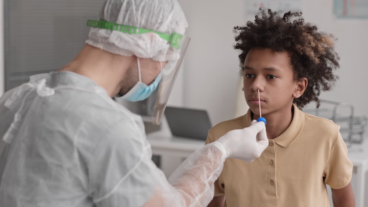 médico que toma una muestra para un análisis médico