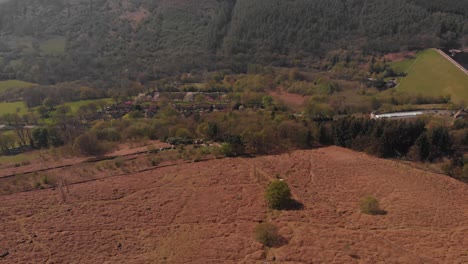 Drohne-Fliegt-Auf-Einen-Gipfel-Im-Peak-District-Zu,-Während-Sie-Von-Bamford-Edge-Nach-Oben-Schwenkt.-Aufnahme-Aus-Einem-Schnelleren-Alternativen-Winkel-In-4K