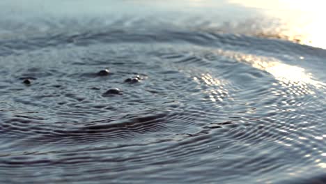 Zeitlupenaufnahmen-Von-Spritzern-Auf-Der-Wasseroberfläche