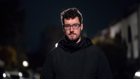 un joven solitario soporta una noche de invierno helada en los suburbios de múnich.