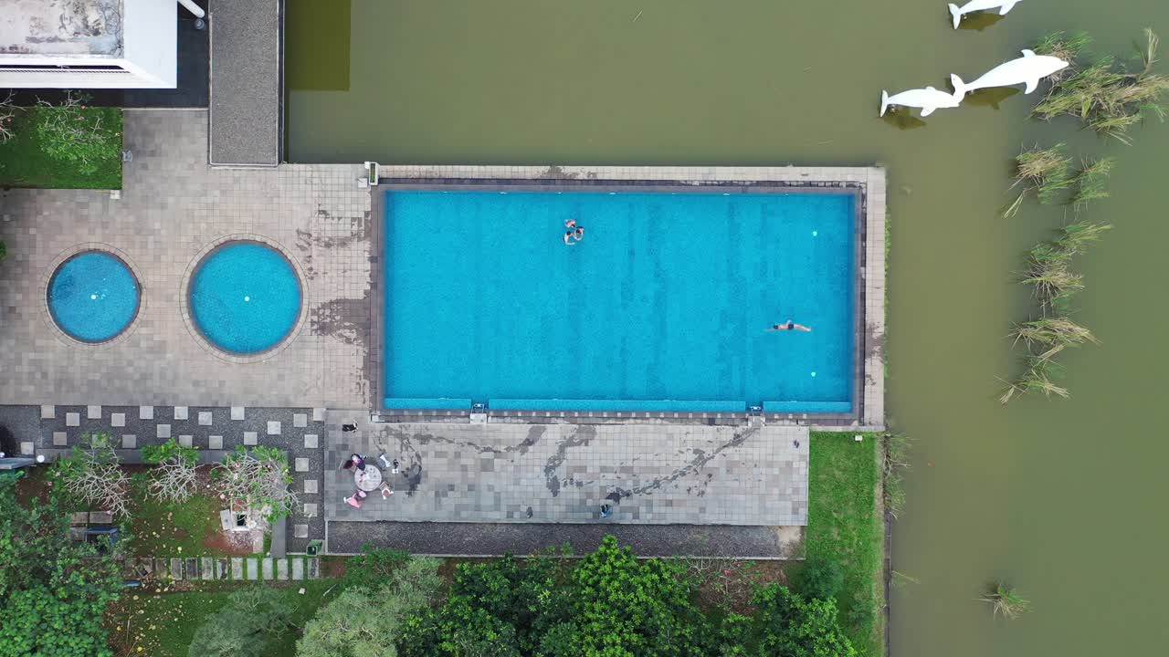 사람 들 이 있는 리조트 수영장 의 공중 사진