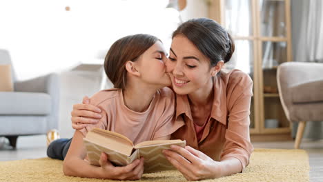 niña y su mamá leyendo un libro en casa