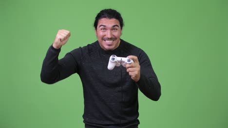 hombre guapo jugando juegos y ganando
