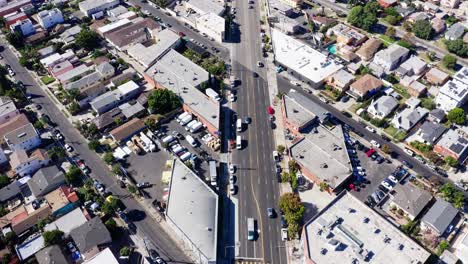 Toma-De-Drones-Del-Centro-De-La-Ciudad,-El-Barrio-Central-De-Los-Ángeles,-El-Tráfico-Callejero-Y-Los-Edificios.