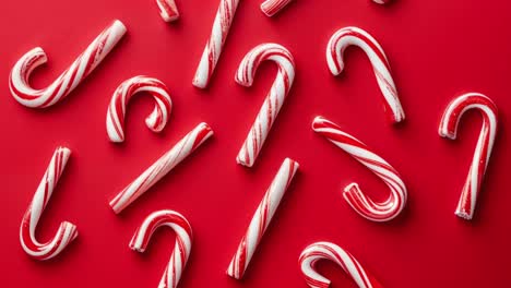 bastones de caramelo de navidad en fondo rojo