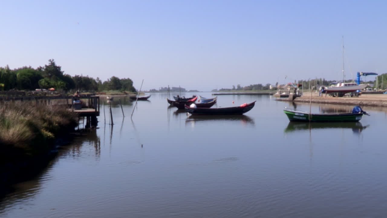 muelle de barcos en la ría de ovar con sus tradicionales pequeños barcos de pesca fluvial