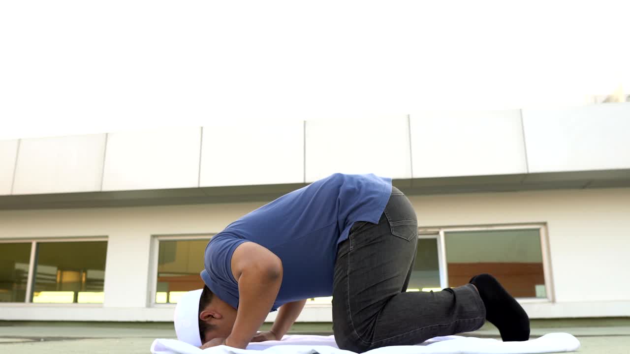 silueta joven musulmán asiático