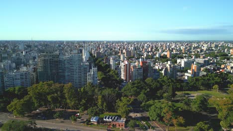rosario argentina provincia de santa fe imágenes aéreas con drones de la ciudad vistas del horizonte verde en el bulevar oroño
