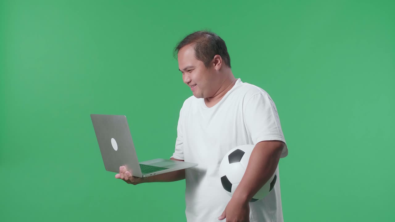 hombre viendo fútbol en la computadora portátil