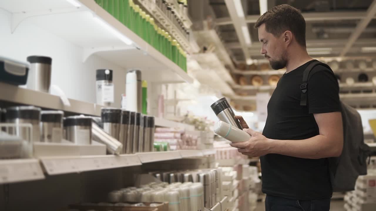 hombre comprando termos en un supermercado