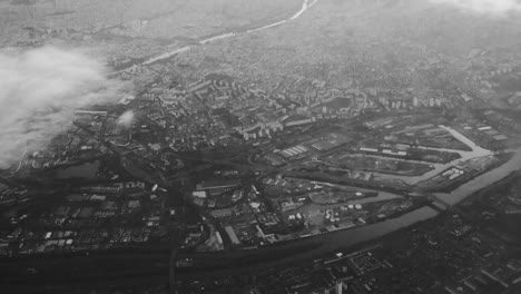 vista de avión de parís y el río sena desde encima de las nubes