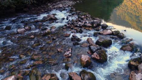 Pequeños-Rápidos-En-El-Río-Kolpa,-Salpicaduras-De-Agua-Y-Rocas