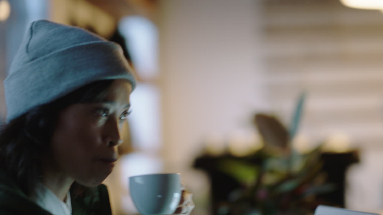 squadra d'affari felice che lavora fino a tardi usando un computer portatile in un caffè brainstorming idee discutendo la scadenza del progetto godendo del lavoro di squadra condividendo amici imprenditori chiacchierando bevendo caffè