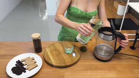 mujer preparando té