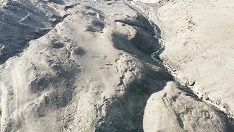 vista aérea de arriba hacia abajo del patrón del campo de hielo del glaciar en alaska, el dron revela un paisaje montañoso natural no contaminado cubierto de nieve blanca