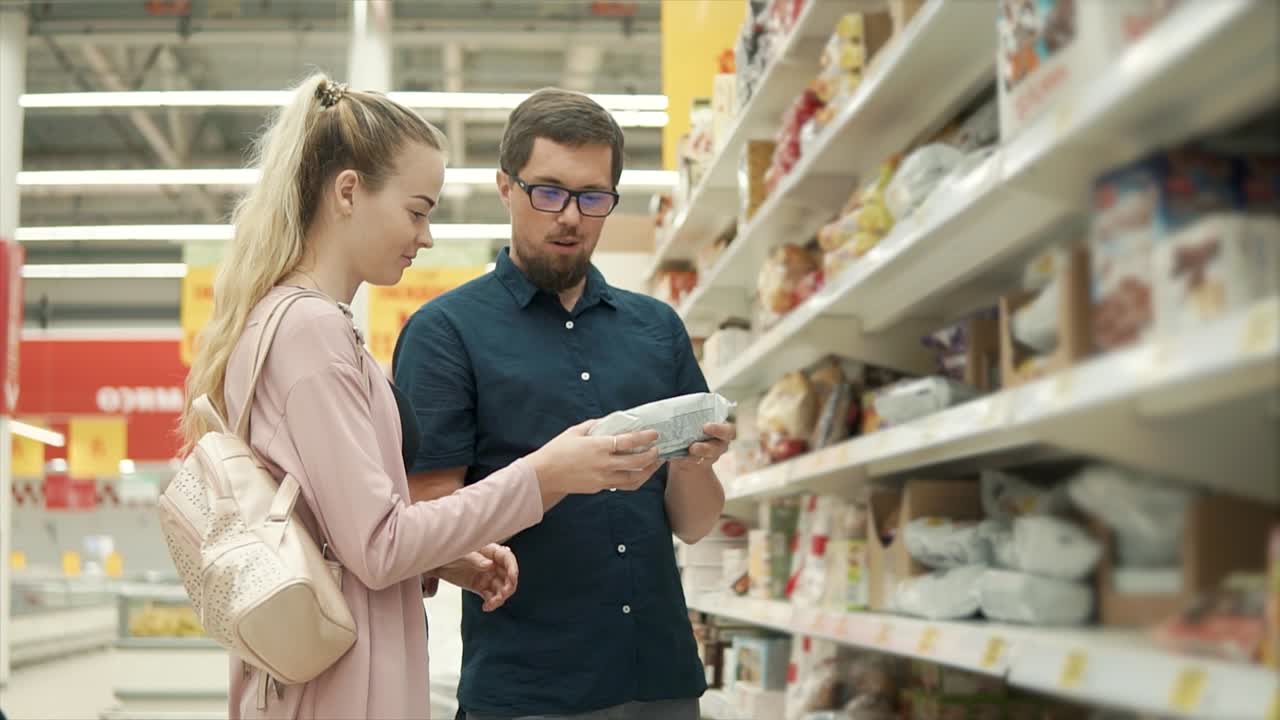 pareja de compras de comida en el supermercado