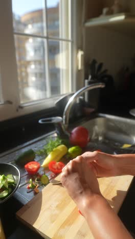 preparando una ensalada fresca en una cocina