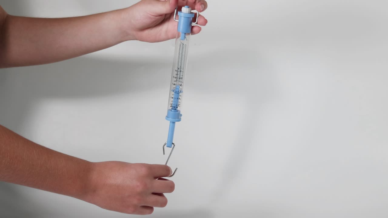 스프링 스케일의 사용을 보여주는