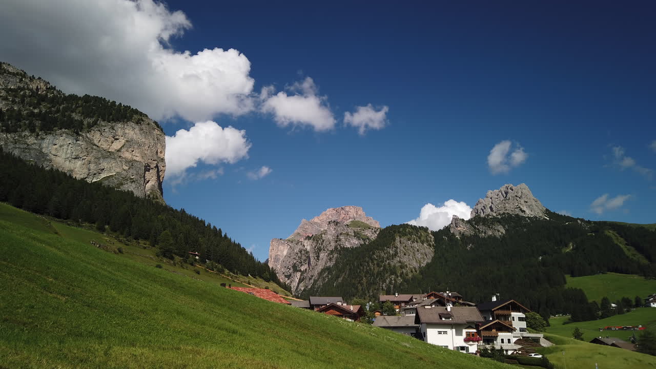 nubes formándose sobre la boca de valunga en selva val gardena, en la región italiana de los alpes