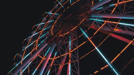 la rueda de la fortuna con luces gira por la noche