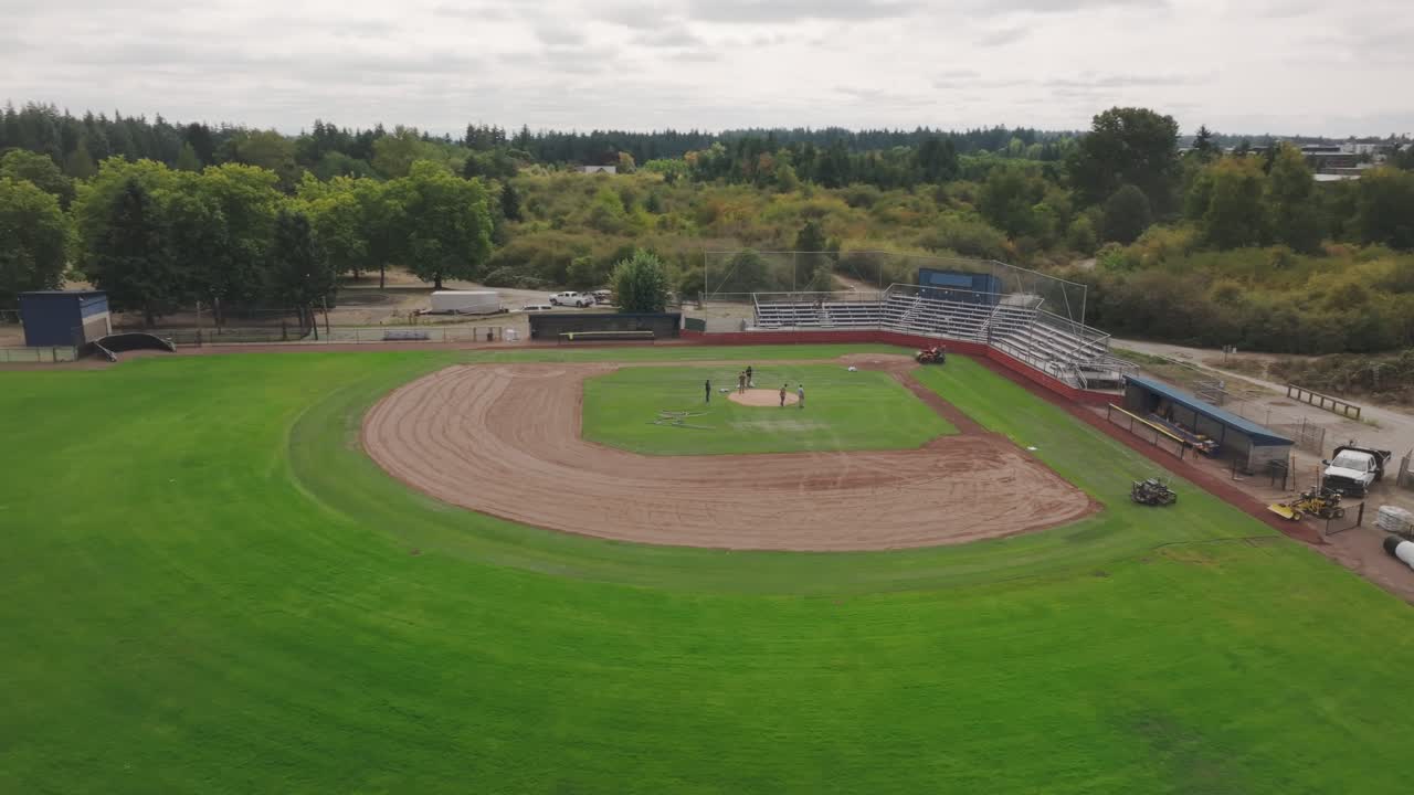 Operai edili al campo da baseball durante la ristrutturazione. - ripresa aerea
