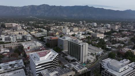 panning vista aérea del centro de pasadena y la cordillera de san gabriel