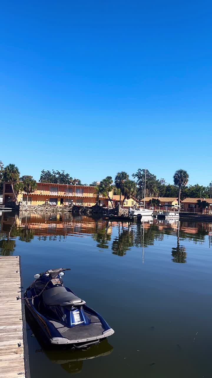 건물과 반사와 함께 마리나에서 제트 스키