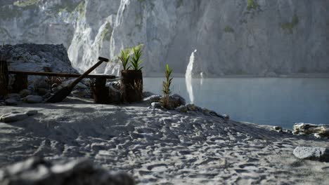 Holzfässer-Mit-Meeresfischen-Am-Sandstrand