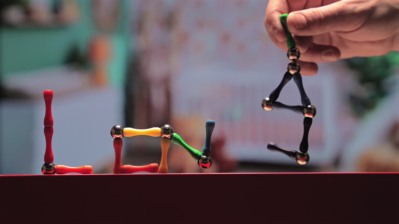 마그네틱 스틱과 공으로 사랑을 손으로 만드는 것