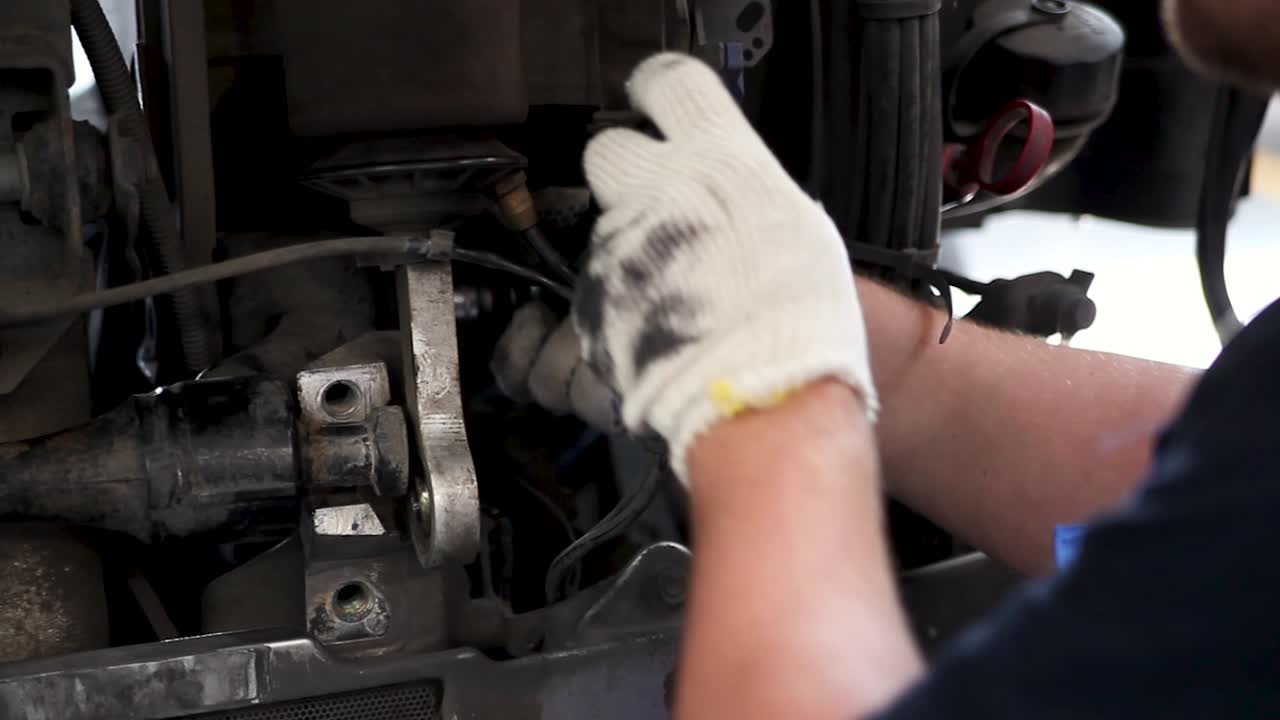 mecánico de camiones que trabaja en el motor