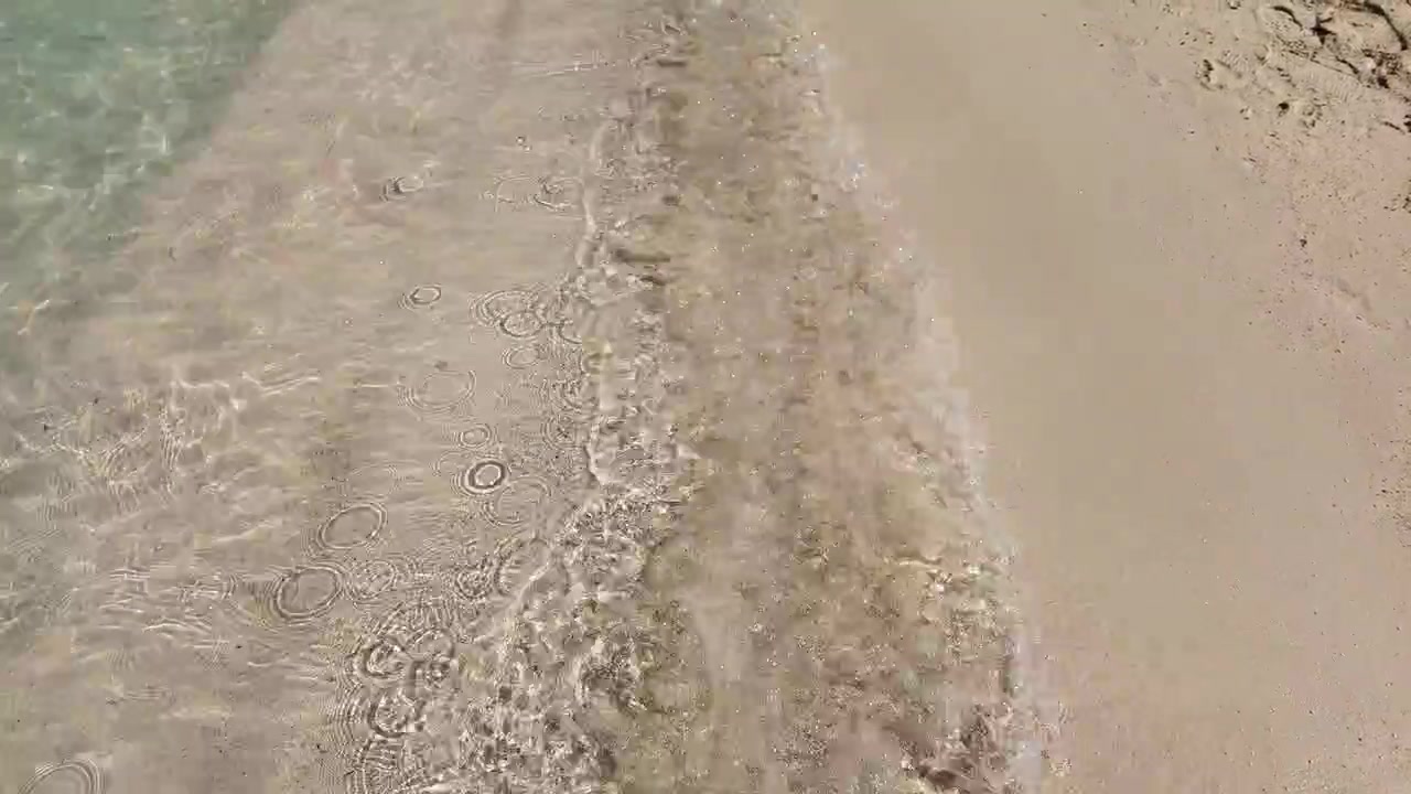 Hav, rent vand, lette bølger, blød sandstrand, sand, ferie, natur.