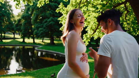 pregnant woman photoshoot in park