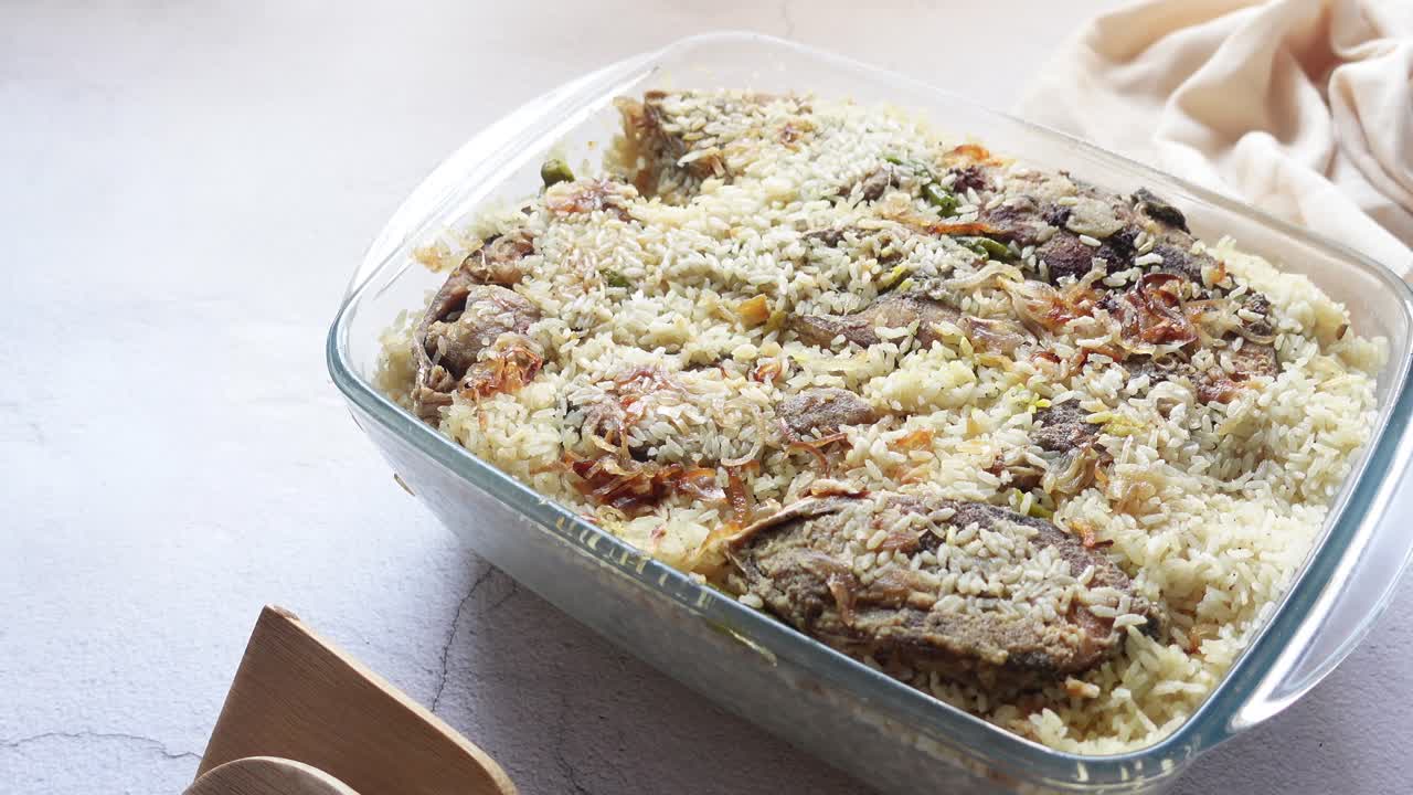 harina de pescado biryani en un plato en la mesa