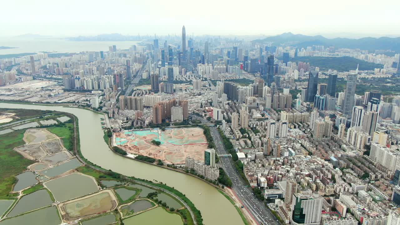 vista aérea sobre el paisaje urbano de shenzhen con un desarrollo urbano masivo y rascacielos