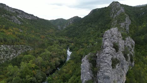 塞蒂納河 (cetina river) 位於克羅埃西亞西斯內斯蒂納峡谷 (tisne stine canyon) 的一個小山口,在無人機的空中拍攝中,可以看到 4k 影像