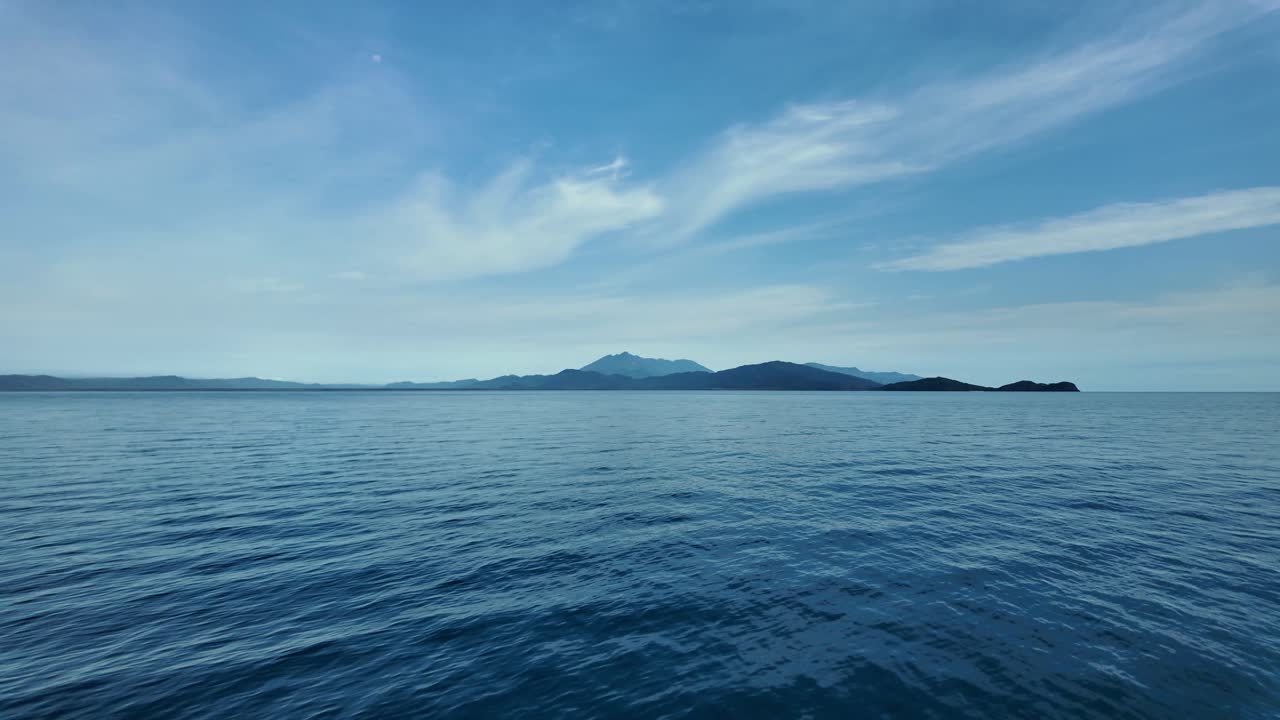 그레이트 배리어 리프 해양 공원의 스퍼 섬에 다가오는 움직이는 보트 뷰