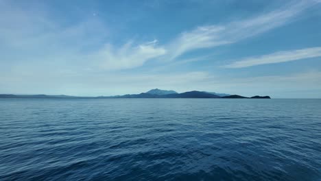 Vista-De-Barco-En-Movimiento-Acercándose-A-La-Isla-Pargo-En-El-Parque-Marino-De-La-Gran-Barrera-De-Coral