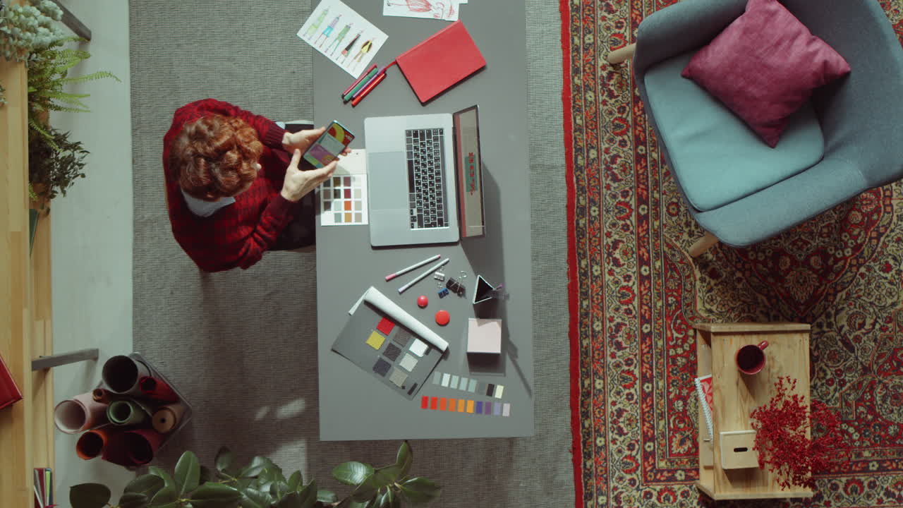 diseñadora que trabaja en un escritorio