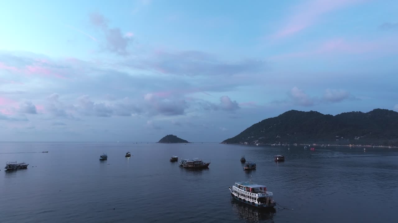 해가 지면 선박이 빛납니다.