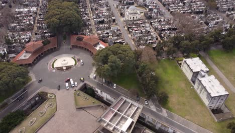 cementerio de sobrevuelo aéreo junto a la zona residencial de buenos aires a la luz del sol