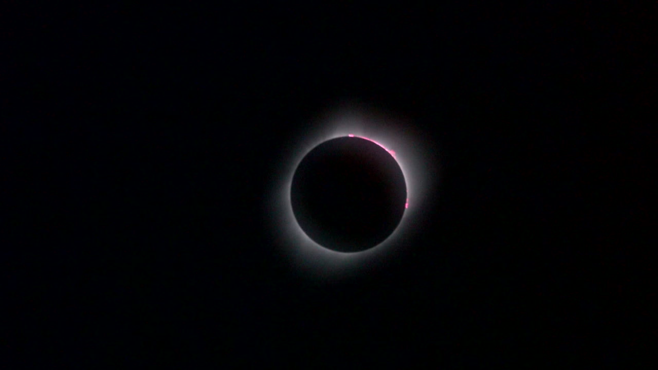 hacer zoom en el eclipse solar mostrando prominencias, corona y efecto anillo de diamante