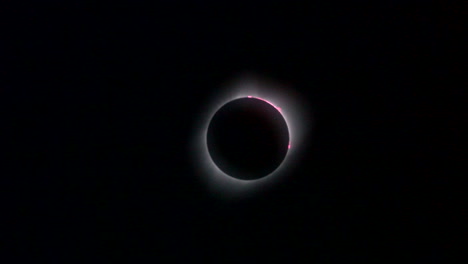 hacer zoom en el eclipse solar mostrando prominencias, corona y efecto anillo de diamante