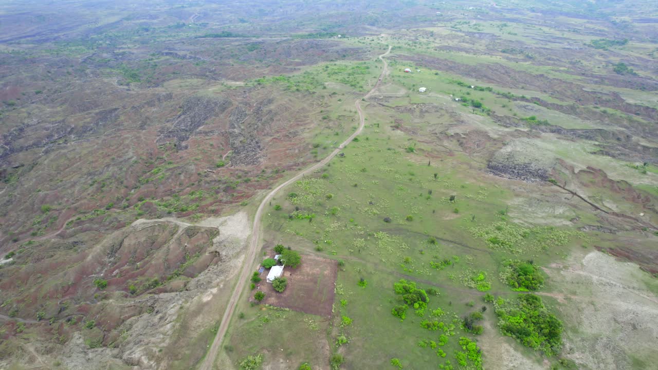 desde los escarpados acantilados hasta las dunas onduladas, cada cuadro captura la esencia de la grandeza escarpada de tatacoa.