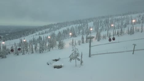 Ein-Skigebiet-Mitten-Im-Winter-In-Ylläsjärvi,-Lappland,-Finnland