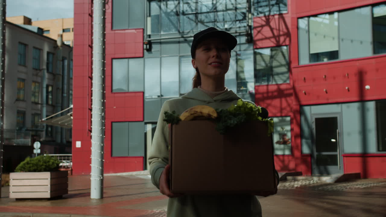 야외에 있는 택배기 보관 상자