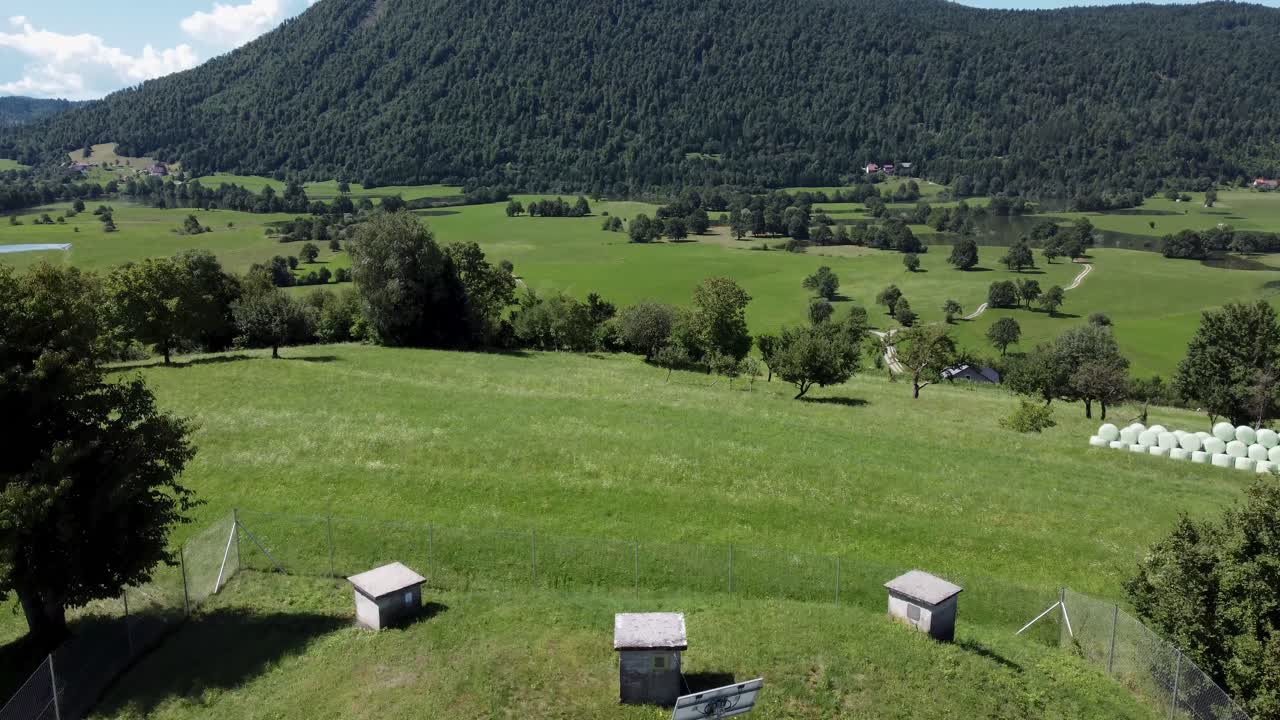 instalación industrial de agua dulce en un valle de montaña rural, sobrevuelo de drones, verano
