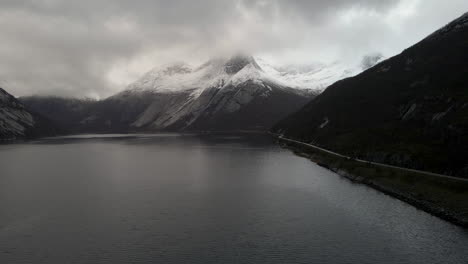 Aguas-Tranquilas-De-Tysfjorden-Con-La-Montaña-Nevada-Stetind-En-Narvik,-Condado-De-Nordland,-Noruega