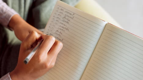 zoom, manos de mujer o estudiante escribiendo