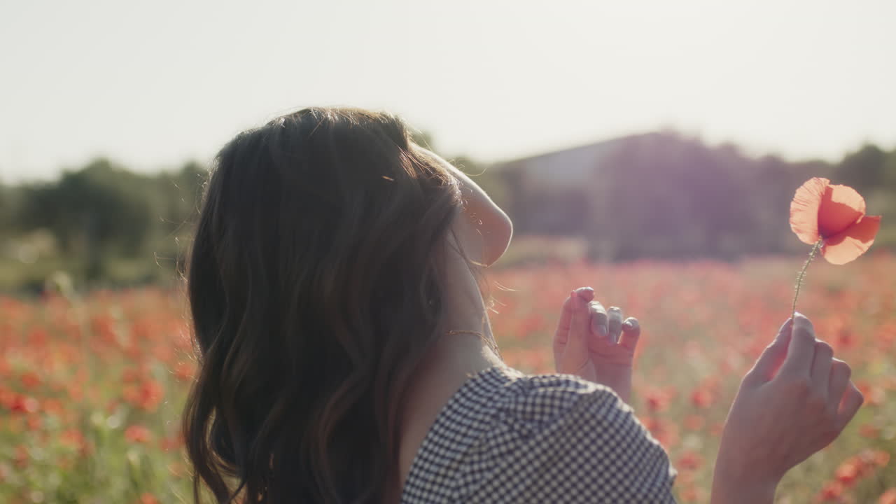 mujer en un campo de amapolas